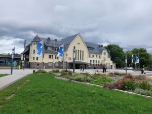 Ria-Maternus-Platz mit Bahnhof BN-Bad Godesberg Foto Hess