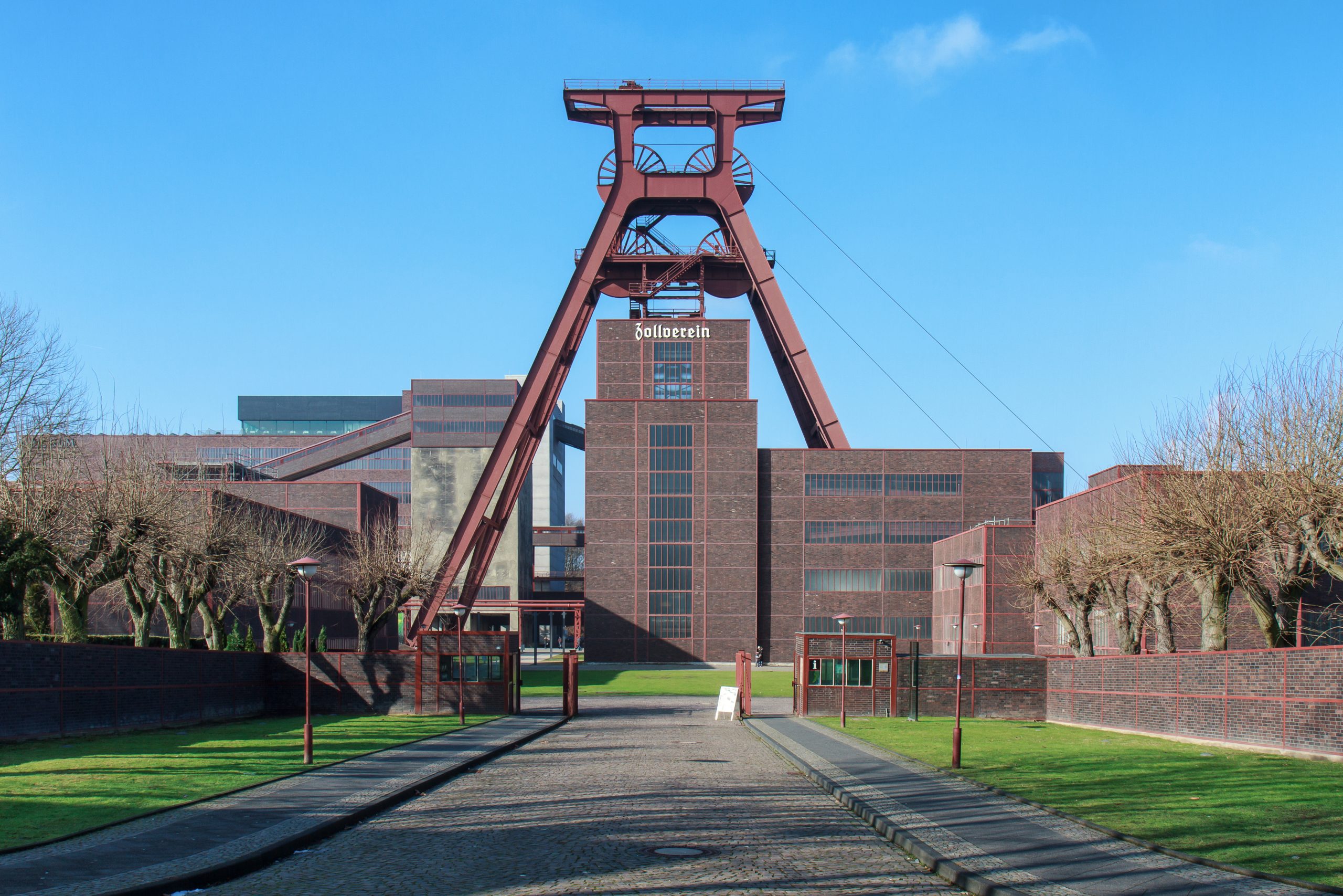 Essen_-_Zeche-Zollverein_-_Eingangstor_-_2013