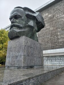 Wahrzeichen „Nischel“, Bildhauer: Lew Kerbel, Bronzebüste, 7 m h, 40 t, Granitsockel, an der ehemaligen Karl-Marx-Allee, heute Brückenstraße, Einweihung 1971. ©Thomas Schleper, RVDL 10/25