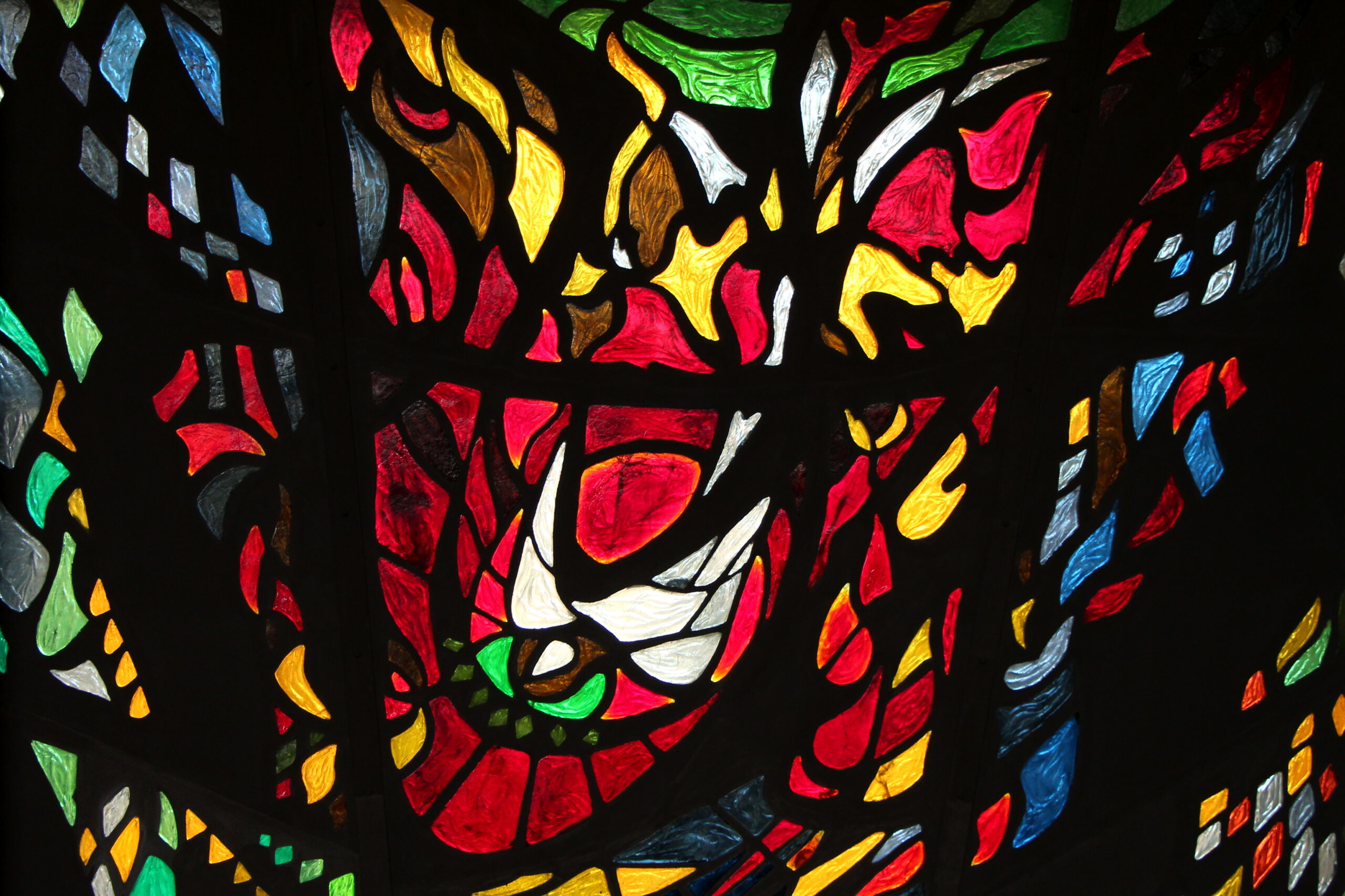 Das Pfingstfenster in der Düsseldorfer Thomaskirche