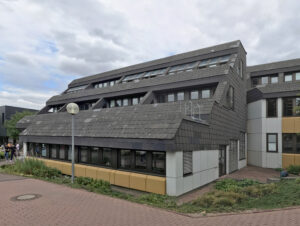 Hochschule RheinMain, Campus am Kurt-Schumacher-Ring, Gebäude D © Gunnar Klack, CC BY-SA 4.0, via Wikimedia Commons