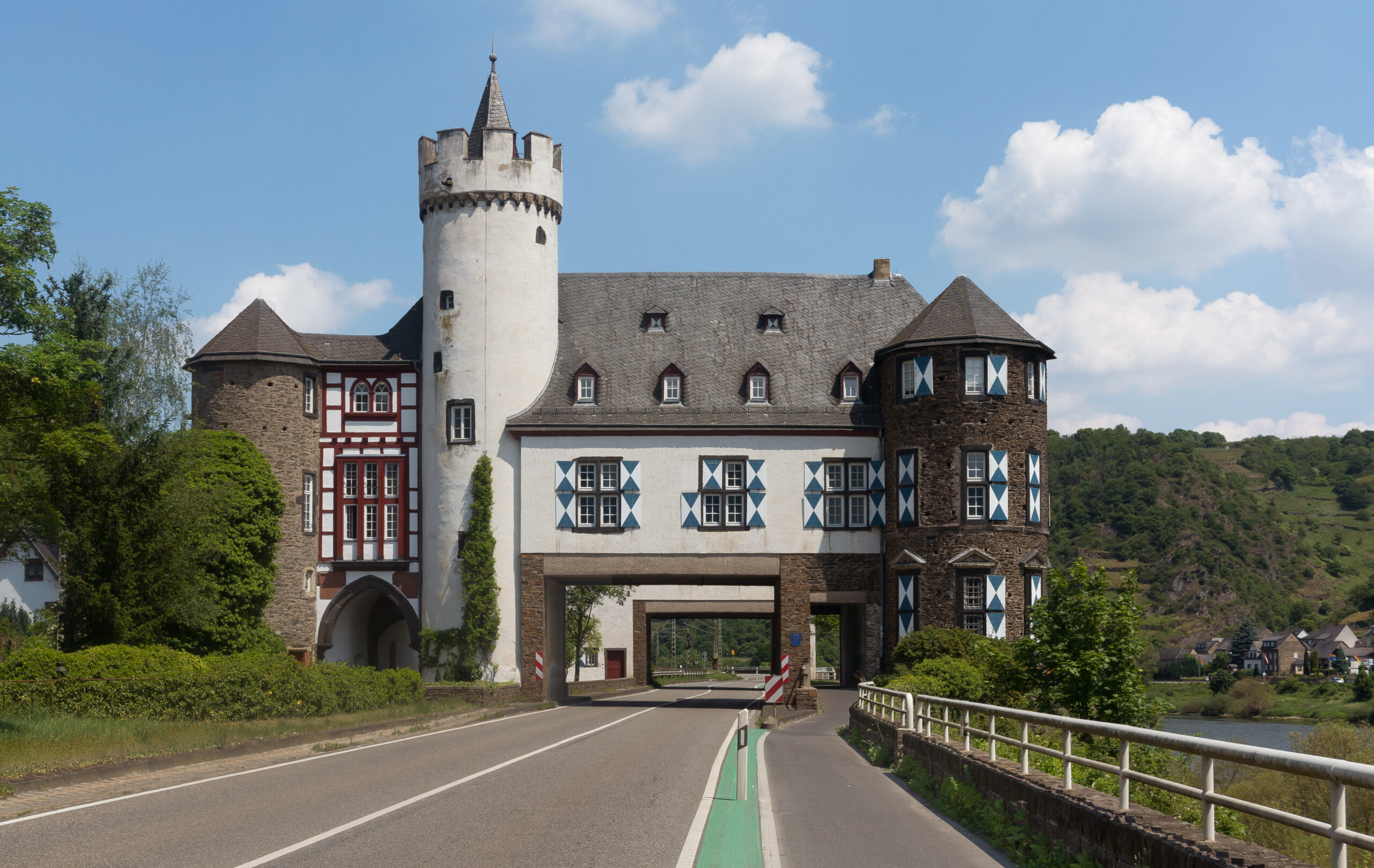 Schloss von der Leyen, Gondorf © Michielverbeek, CC BY-SA 4.0, via Wikimedia Commons